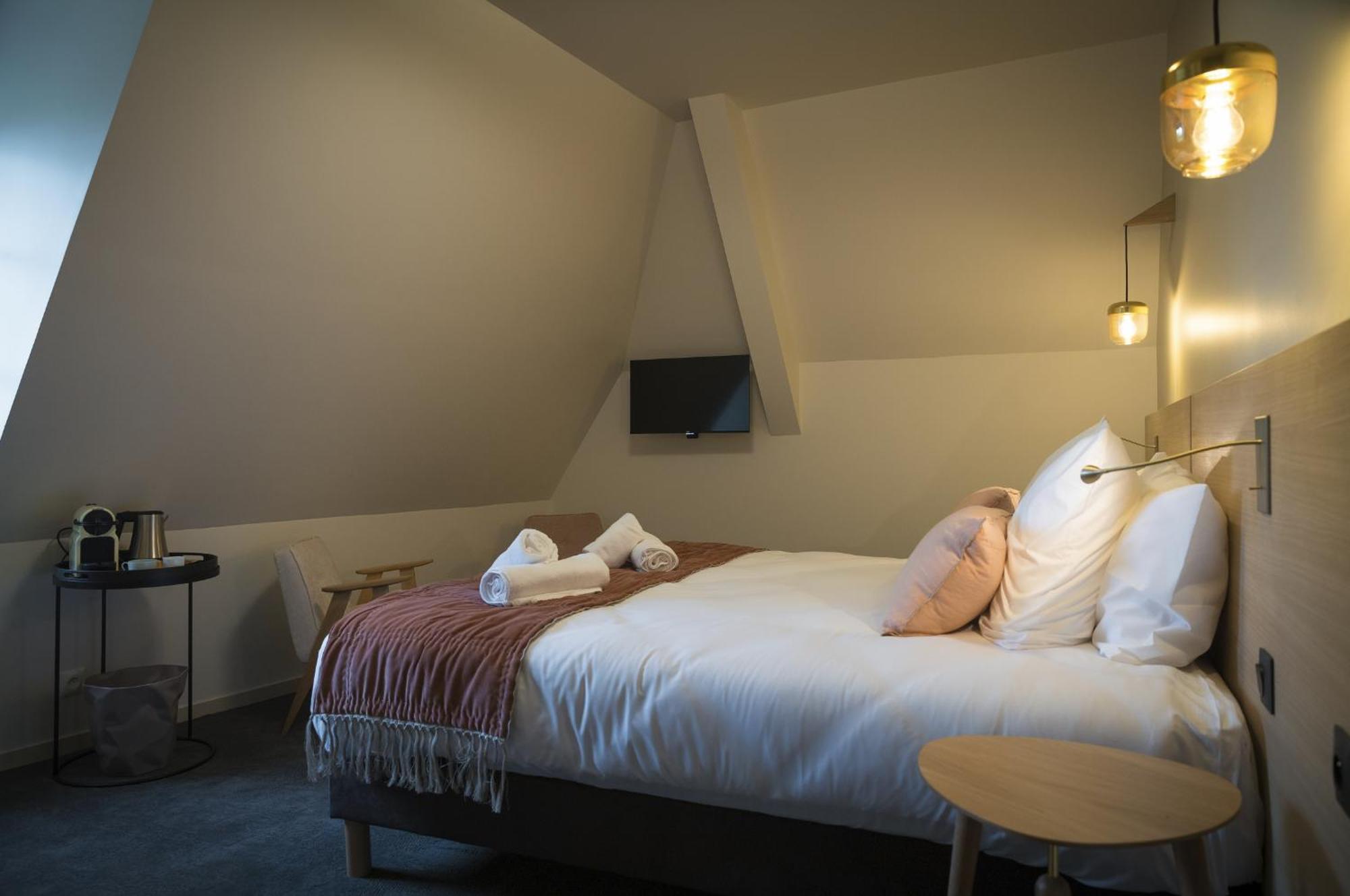 Domaine De L'Ecorcerie Hotell Fontaine-le-Comte Eksteriør bilde
