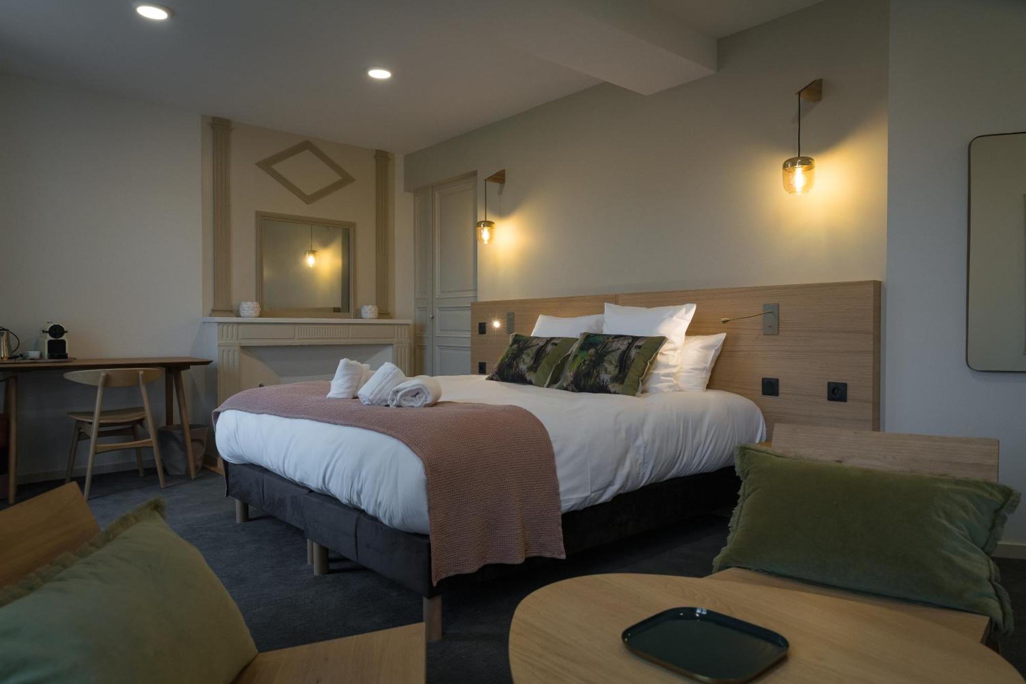Domaine De L'Ecorcerie Hotell Fontaine-le-Comte Eksteriør bilde