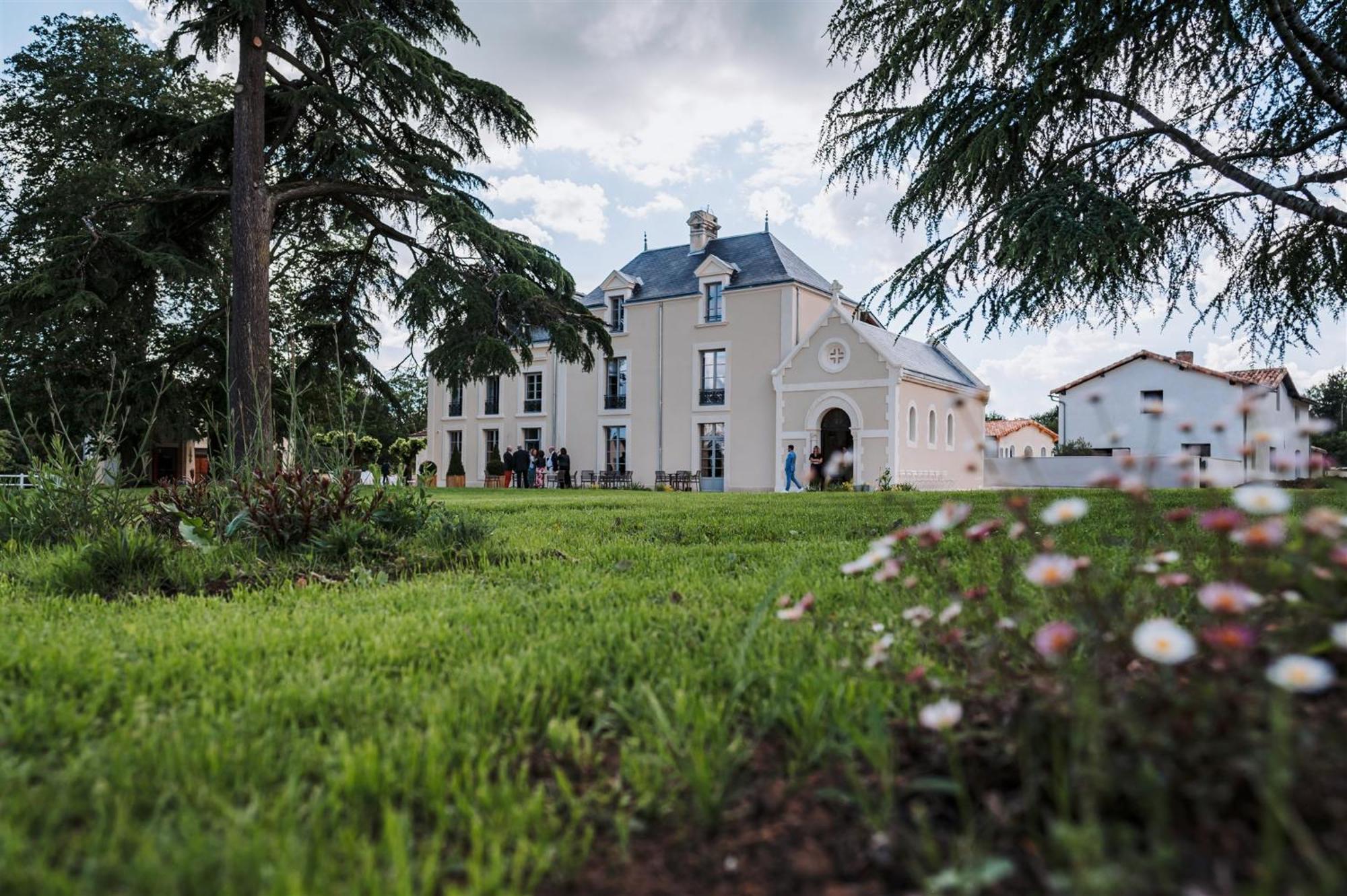 Domaine De L'Ecorcerie Hotell Fontaine-le-Comte Eksteriør bilde