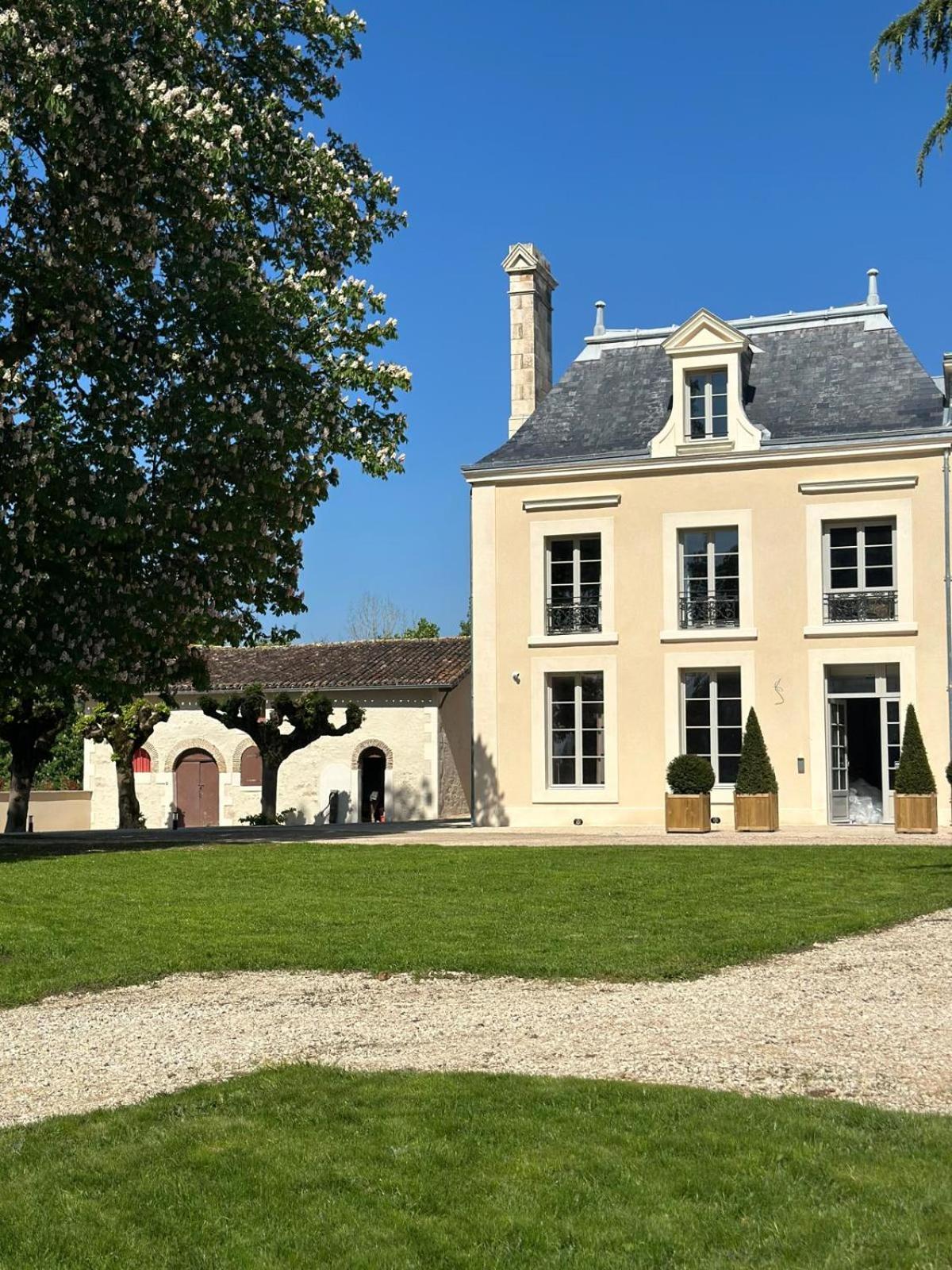 Domaine De L'Ecorcerie Hotell Fontaine-le-Comte Eksteriør bilde