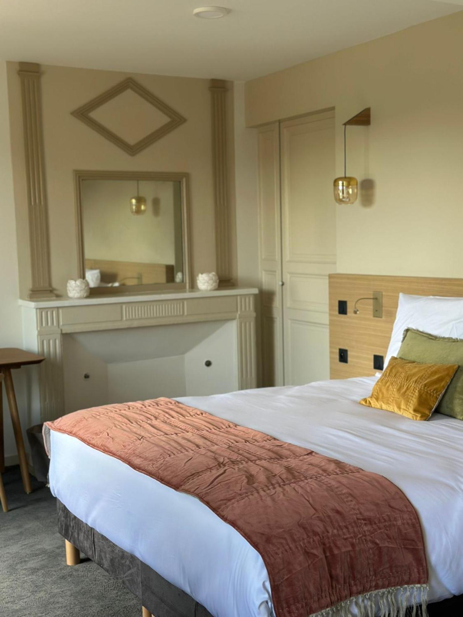 Domaine De L'Ecorcerie Hotell Fontaine-le-Comte Eksteriør bilde