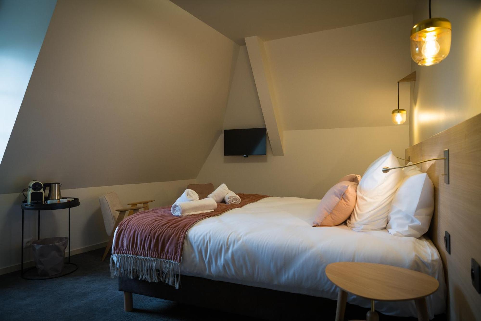 Domaine De L'Ecorcerie Hotell Fontaine-le-Comte Eksteriør bilde