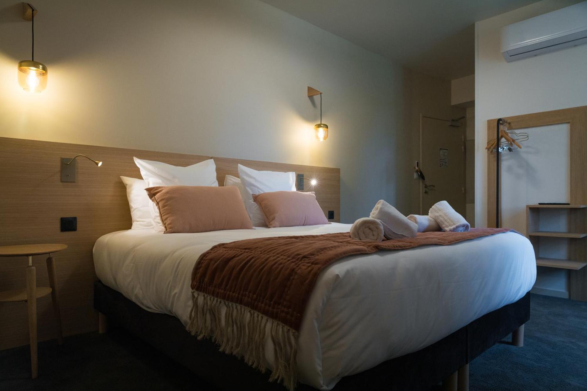 Domaine De L'Ecorcerie Hotell Fontaine-le-Comte Eksteriør bilde